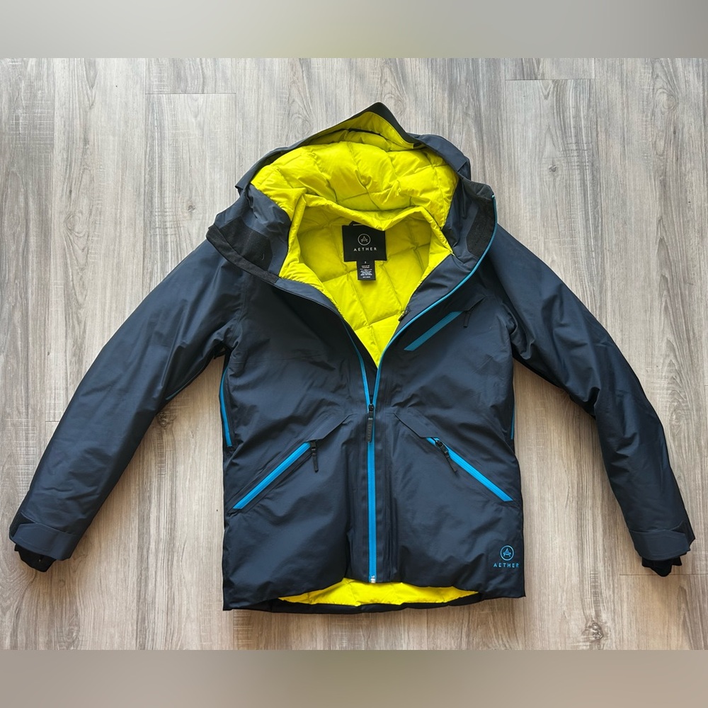 Men’s Aether Apparel snowboarding coat with hood detachable snow skirt.